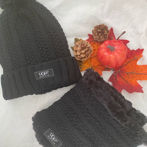 UGG- BLACK KNITTED HAT AND INFINITY SCARF SET - Picture 1 of 2